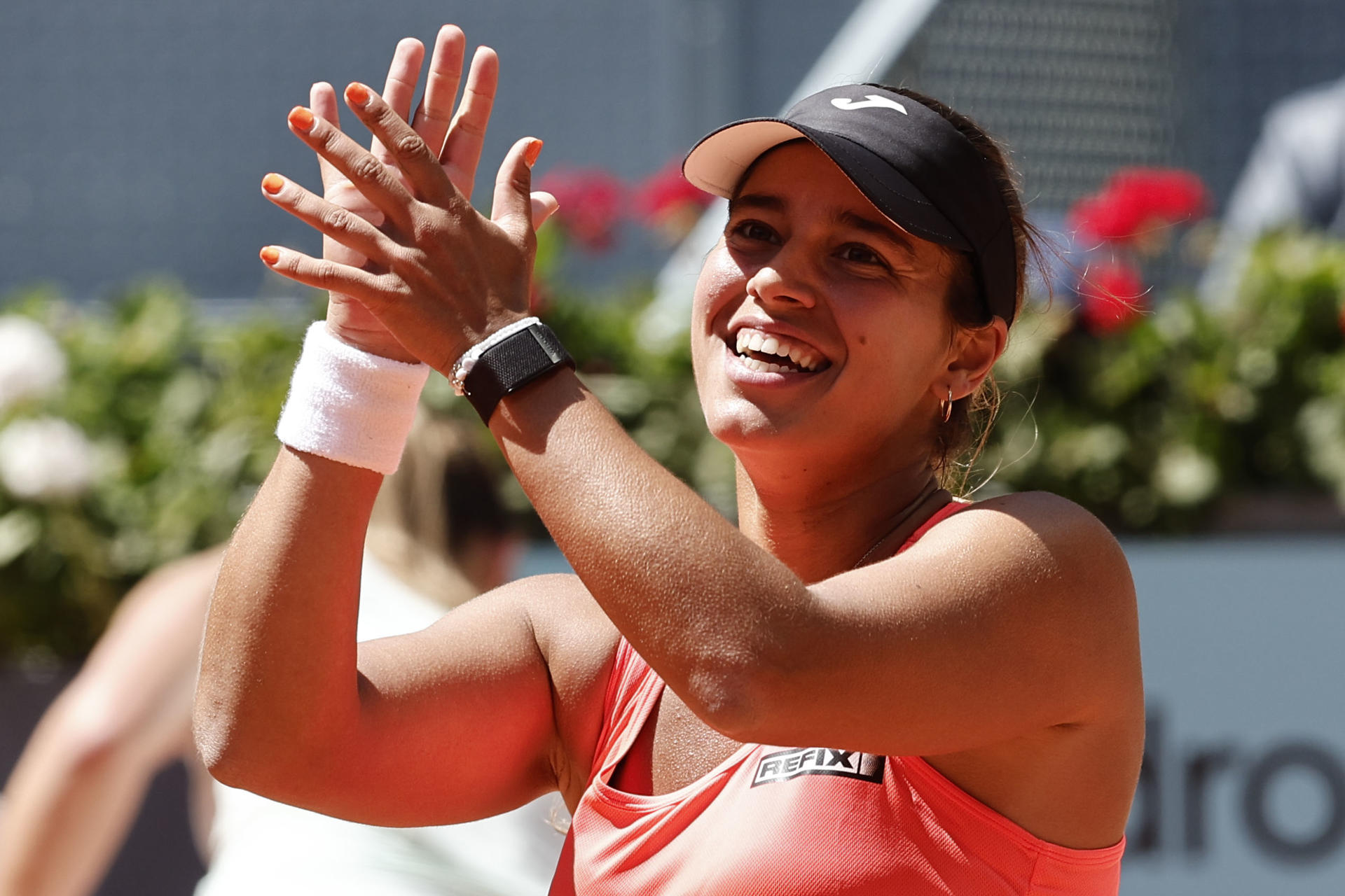 La tenista española Jessica Bouzas celebra su victoria ante Paula Badosa por 2-6, 6-2 y 6-2 en el partido de la ronda de 128 del Mutua Madrid Open de Tenis disputado en la Caja Mágica. EFE/Sergio Pérez
