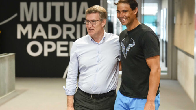 El presidente del Partido Popular, Alberto Núñez Feijóo, posa junto al tenista español Rafa Nadal, tras el entrenamiento realizado este miércoles en la Caja Mágica donde ya prepara su participación en el Mutua Madrid Open. EFE/PP-Tarek Mohamed SOLO USO PERMITIDO PARA ILUSTRAR LA NOTICIA QUE APARECE EN EL PIE DE FOTO, SÓLO USO EDITORIAL, CRÉDITO OBLIGATORIO
