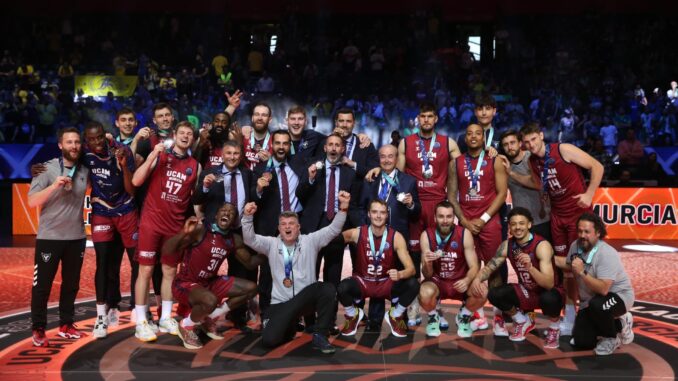El UCAM Murcia Club Baloncesto celebra la medalla de bronce en la Liga de Campeones FIBA EFE/EPA/ANDREJ CUKIC
