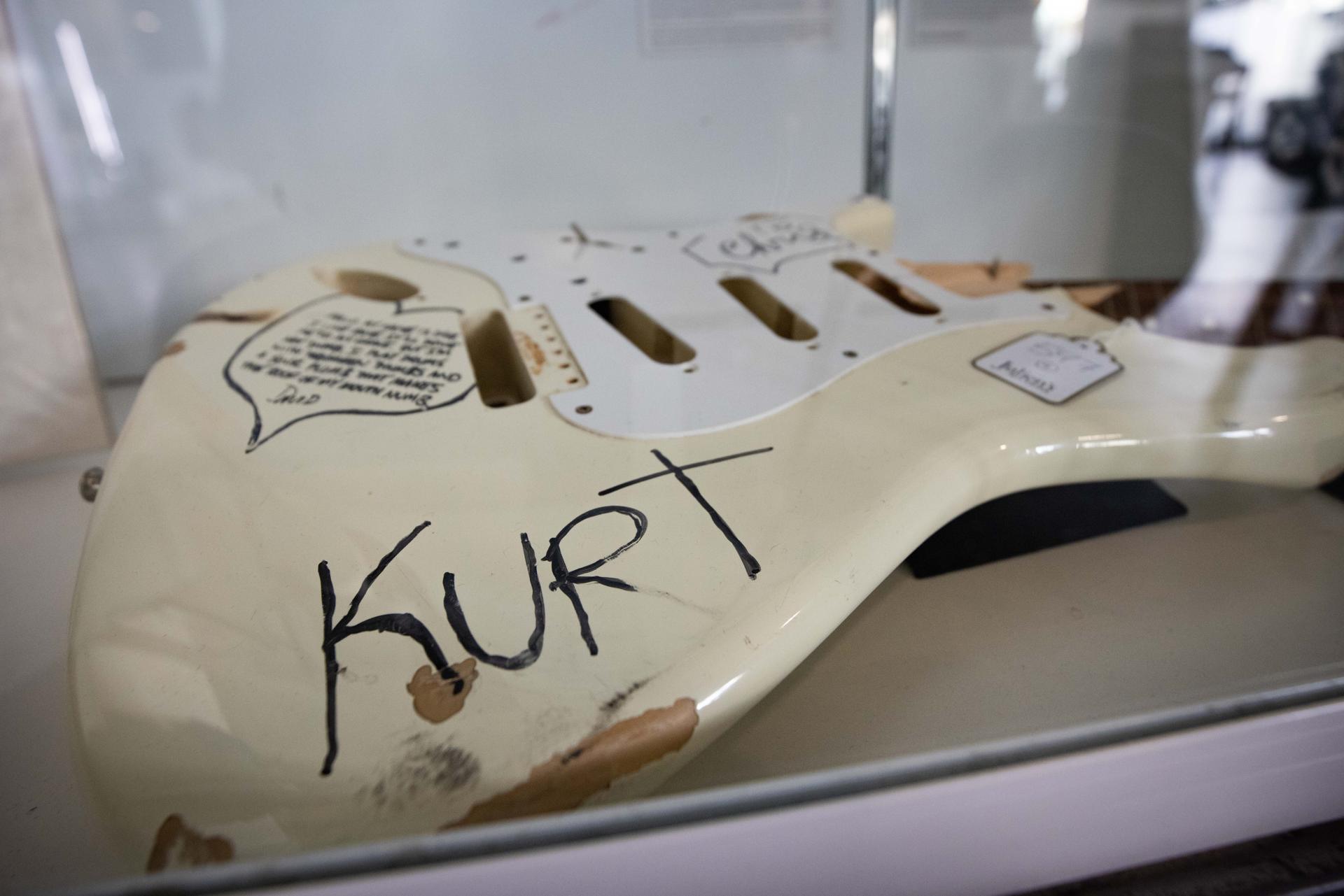 Fotografía de archivo que muestra una guitarra firmada por Kurt Cobain en Beverly Hills (Estados Unidos). EFE/ Christian Monterrosa
