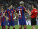 El colegiado César Soto Grado (d) conversa con el defensa uruguayo del FC Barcelona Ronald Araújo (c) durante el partido de la jornada 32 de LaLiga EA Sports entre Real Madrid y FC Barcelona, este domingo en el estadio Santiago Bernabéu de Madrid. EFE/ Juanjo Martín