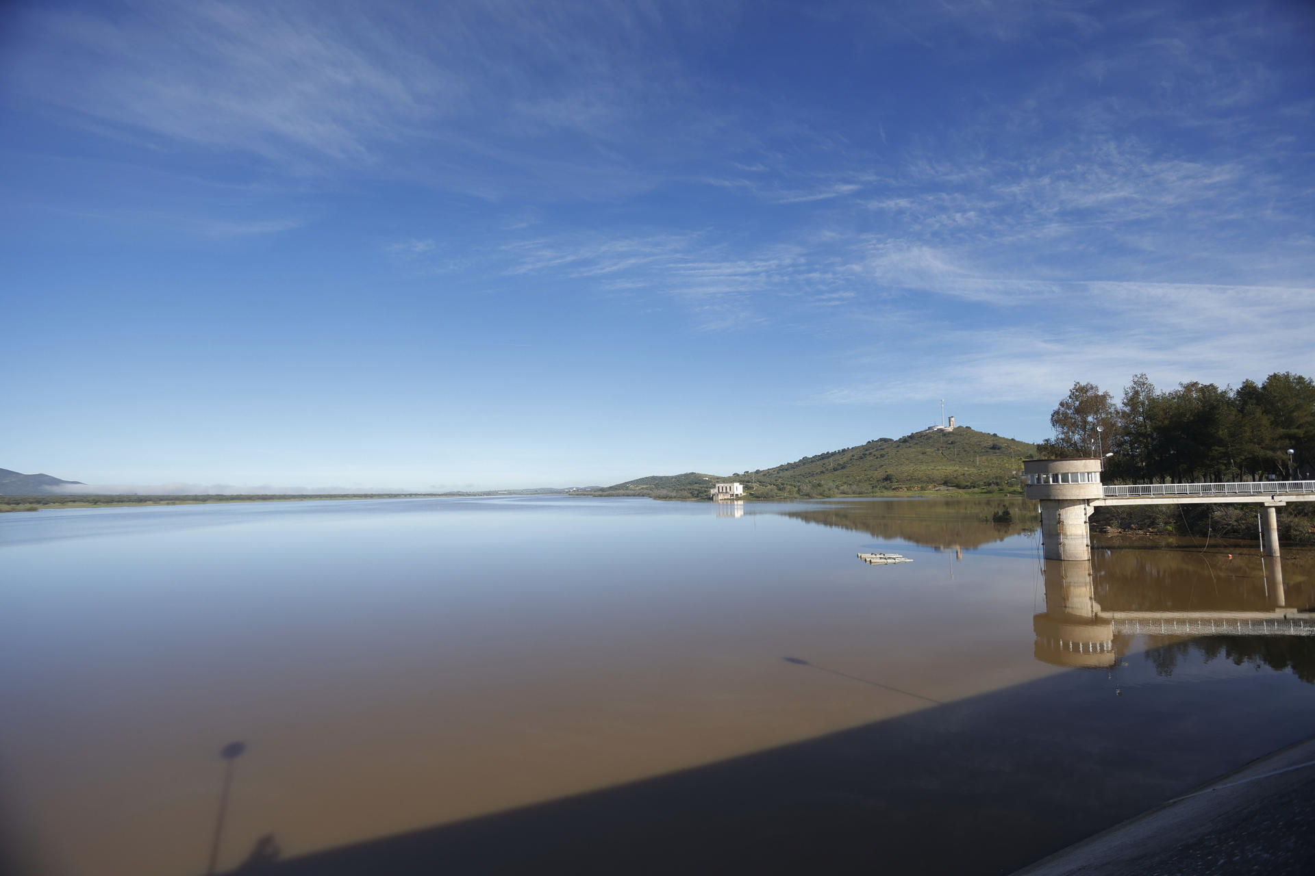 Vista del embalse de sierra Boyera. Las últimas lluvias de Semana Santa han llenado los pantanos andaluces pero en el norte de Córdoba cerca de 80.000 vecinos siguen sin agua potable en sus grifos, una situación que se prolonga ya durante un año y que está a la espera del resultado positivo de los análisis que se están efectuando para acelerar el proceso que devuelva la normalidad al abastecimiento de la población. EFE/Salas
