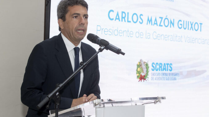 El presidente de la Comunidad valenciana Carlos Mazón durante su intervención en el acto del 45 Aniversario del Sindicato Central de Regantes del Acueducto Tajo-Segura (SCRATS), este martes en el Real Casino de Murcia. EFE/Marcial Guillén
