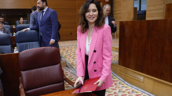 La presidenta de la Comunidad de Madrid, Isabel Díaz Ayuso, sonríe a su llegada al pleno de la Asamblea de Madrid, este jueves. EFE/ Javier Lizón
