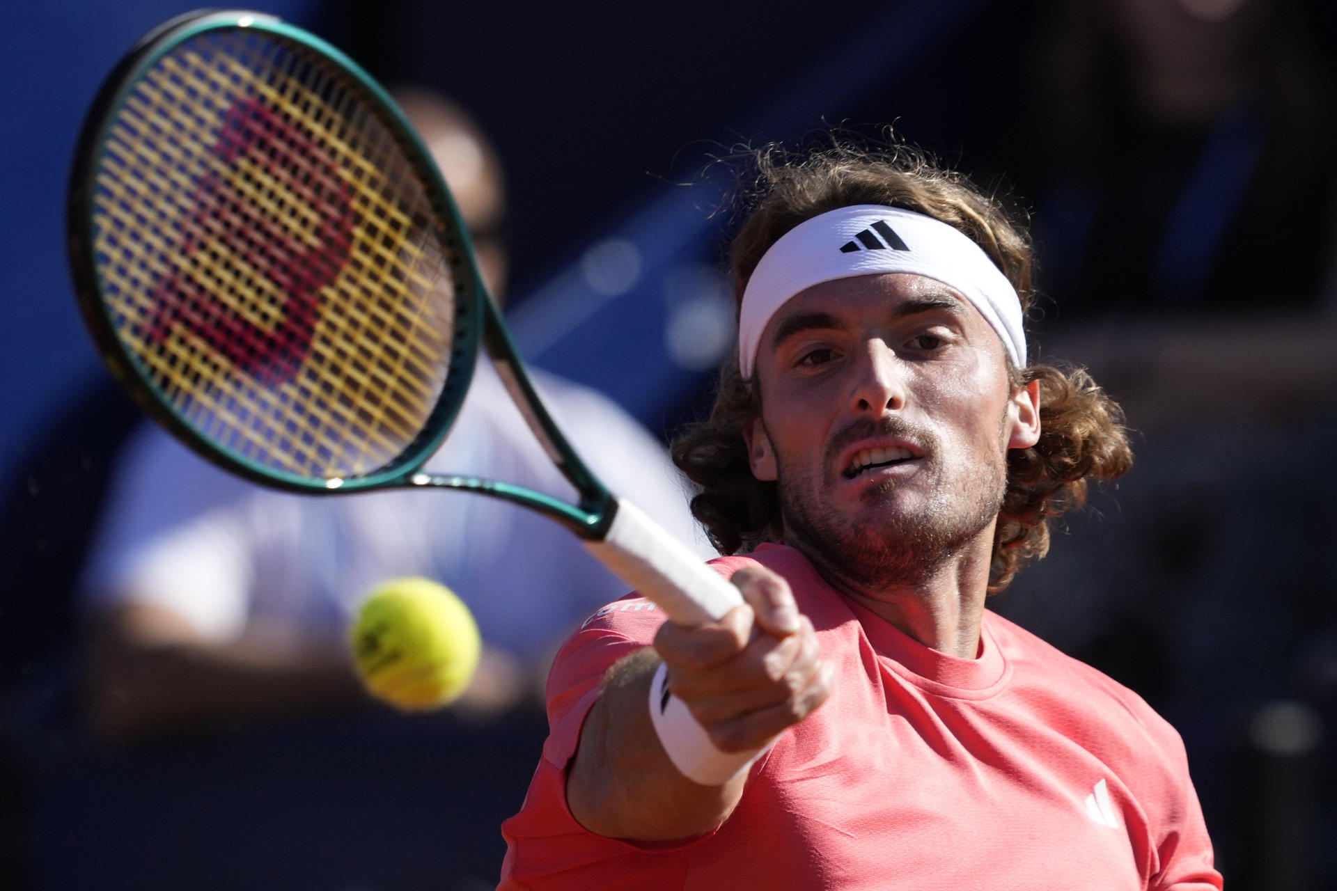 El tenista griego Stefanos Tsitsipas durante el partido contra el tenista argentino Facundo Díaz Acosta en los cuartos de final del Barcelona Open Banc Sabadell-Trofeo Conde de Godó. EFE/Alejandro García
