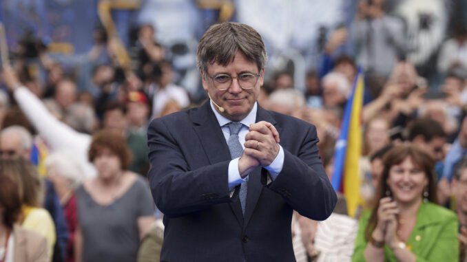 Imagen de archivo del pasado 6 de abril del candidato de JxCat y expresidente de la Generalitat, Carles Puigdemont, saludando a sus simpatizantes mientras protagonizaba un acto en Elna, en el sur de Francia, para presentar su candidatura a las elecciones catalanas del 12 de mayo. EFE/David Borrat/Archivo
