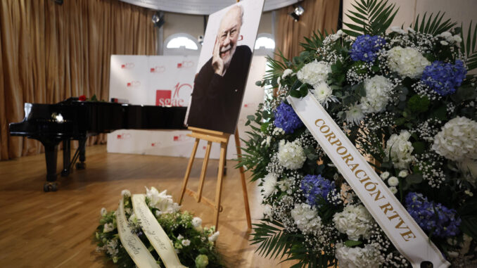 Capilla ardiente del cineasta Jaime de Armiñán instalada en la sede madrileña de la Sociedad General de Autores y Editores (SGAE), a la que pertenecía desde el año 1954 el cineasta. EFE/ Mariscal
