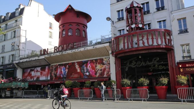 Vista general de la fachada del Moulin Rouge sin sus alas en París, Francia, 25 de abril de 2024. Durante la noche del 24 al 25 de abril, las aspas del Moulin Rouge se derrumbaron sin causar víctimas, según fuentes oficiales. (Francia) EFE/EPA/Teresa Suárez
