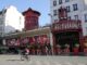 Vista general de la fachada del Moulin Rouge sin sus alas en París, Francia, 25 de abril de 2024. Durante la noche del 24 al 25 de abril, las aspas del Moulin Rouge se derrumbaron sin causar víctimas, según fuentes oficiales. (Francia) EFE/EPA/Teresa Suárez