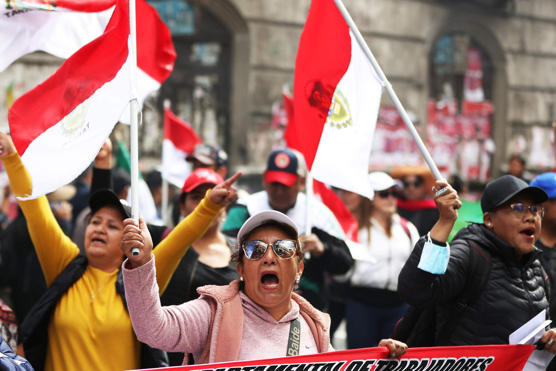 Maestros participan en una protesta contra el proyecto de ley de "jubilación forzosa" en La Paz (Bolivia). EFE/Luis Gandarillas
