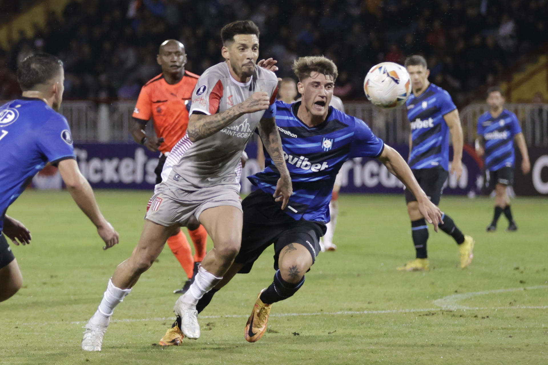 Renzo Malanca (d) de Huachipato disputa el balón con José Sosa (c) de Estudiantes en un partido de la fase de grupos de la Copa Libertadores. EFE/ Esteban Paredes Drake
