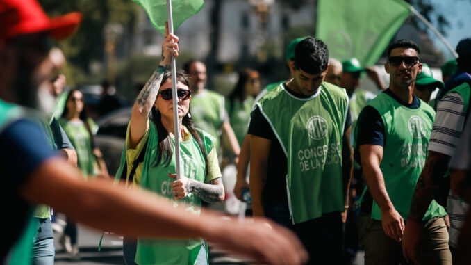 Fotografía de archivo de manifestantes mientras participan en una jornada de protesta en Buenos Aires (Argentina). EFE/ Juan Ignacio Roncoroni
