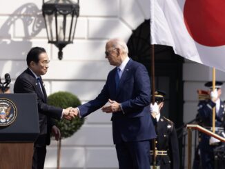 Fotografía del presdiente de EE.UU., Joe Biden (d), estrechando la mano del primer ministro de Japón, Fumio Kishida (i), durante una ceremonia oficial en la Casa Blanca, en Washington. (Estados Unidos). EFE/Michael Reynolds