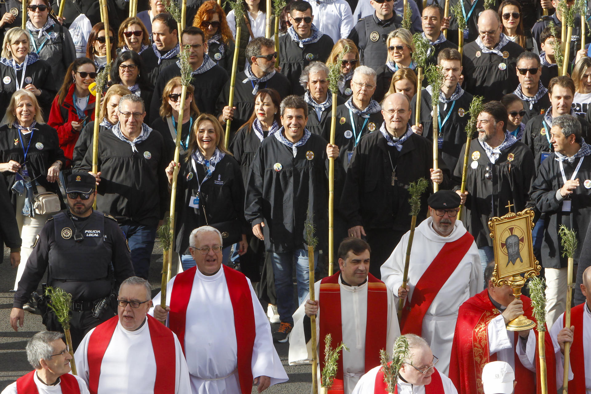 El presidente de la Generalitat Valenciana, Carlos Mazón (c), participa en la romería al monasterio de la Santa Faz de Alicante para venerar uno de los pliegues que usó la Verónica para secar el rostro de Jesucristo en su camino al monte Calvario, una tradición que se repite desde 1489. EFE/Morell
