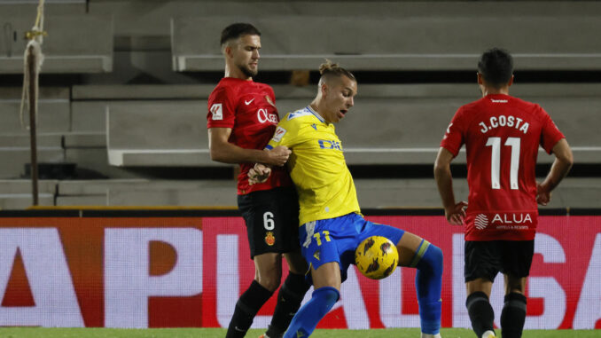 El defensa del Mallorca, Copete (i) disputa el balón ante el centrocampista del Cádiz, Iván Alejo, en el estadio de Son Moix, en la capital balear en foto de archivo de CATI CLADERA.EFE
