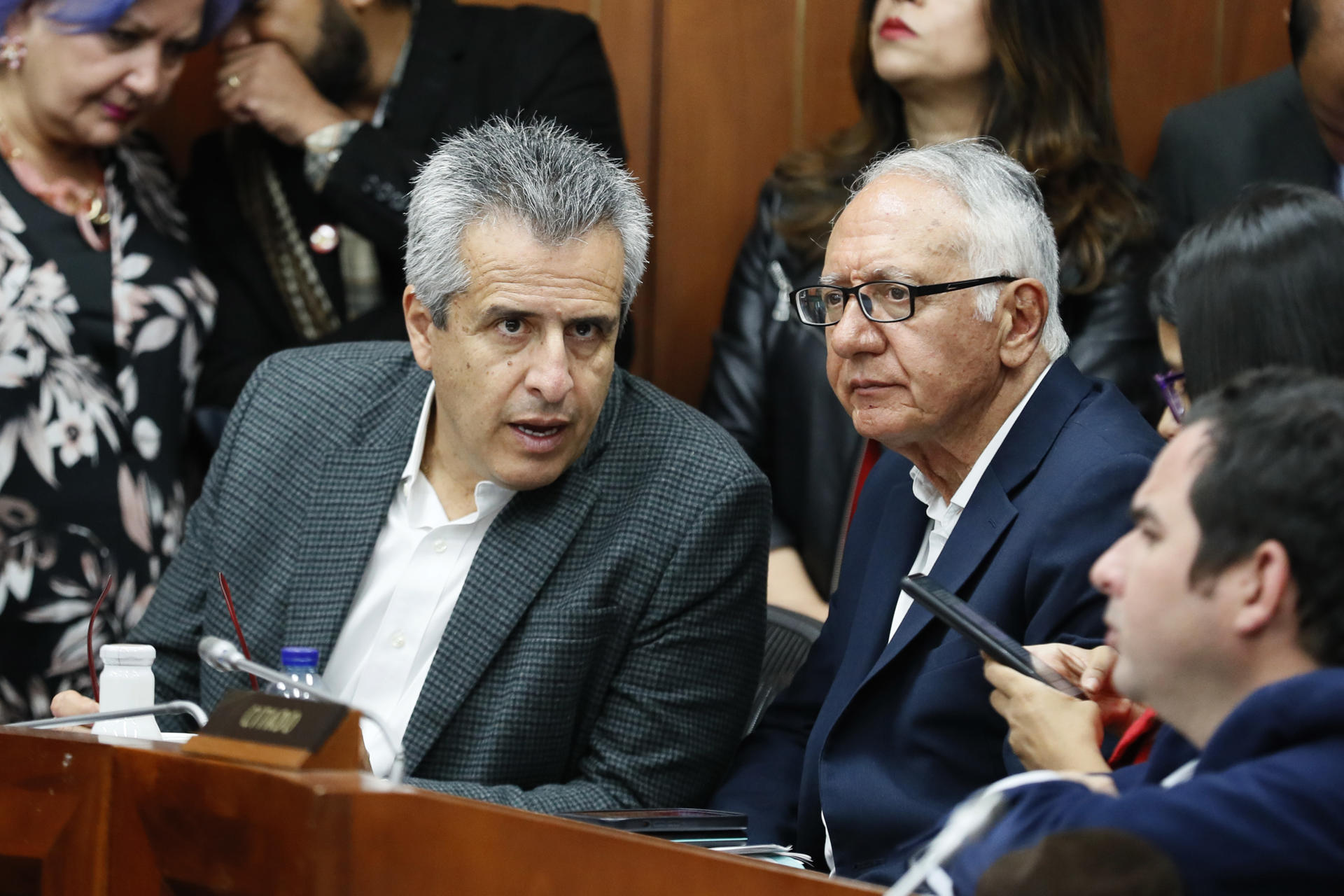 Los ministros colombianos del Interior, Luis Fernando Velasco (i), y de salud, Guillermo Alfonso Jaramillo (d), asisten este miércoles a la sala de la Comisión Séptima del Senado, en Bogotá (Colombia). EFE/Carlos Ortega
