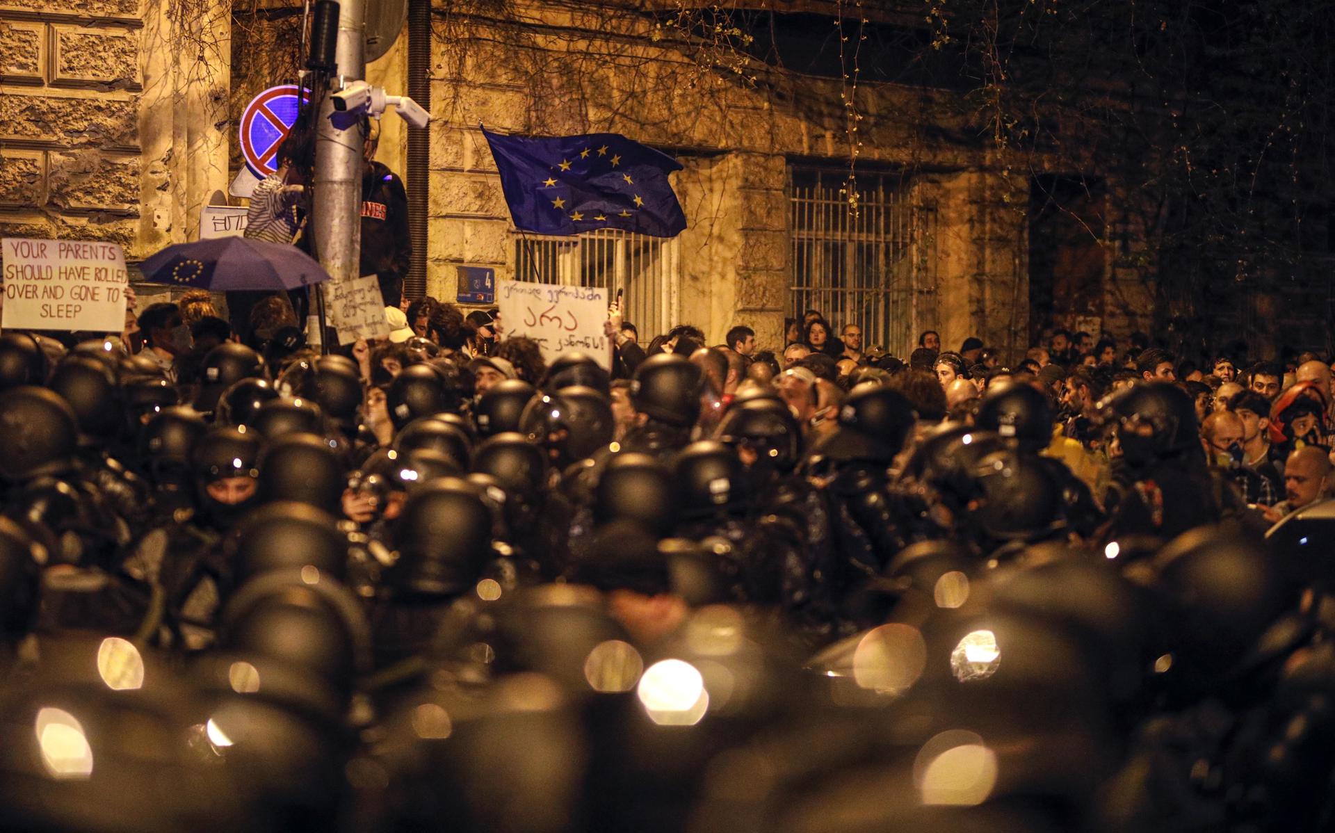 La policía antidisturbios de Georgia bloquea una calle mientras partidarios del partido de oposición protestan contra un proyecto de ley sobre "agentes extranjeros" cerca del Parlamento de Georgia en Tiflis, Georgia, el 16 de abril de 2024. EFE/EPA/DAVID MDZINARISHVILI

