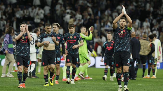 Los jugadores del Manchester aplauden a su afición tras el partido de ida de cuartos de final de la Liga de Campeones que Real Madrid y Manchester City disputaron este martes en el estadio Santiago Bernabéu. EFE/Ballesteros
