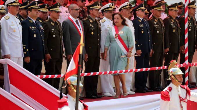 La presidenta del Perú Dina Boluarte, asiste a la ceremonia del 27 aniversario del operativo de rescate Chavín de Huántar, este lunes en Lima (Perú).  EFE/Paolo Aguilar
