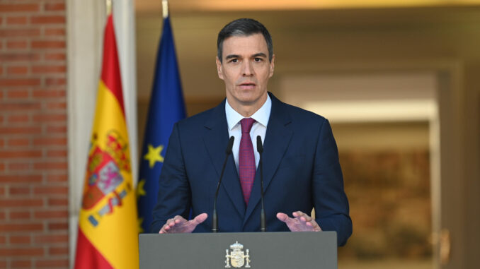 El presidente del Gobierno, Pedro Sánchez, durante su comparecencia institucional en La Moncloa, en la que ha comunicado este lunes que ha decidido seguir al frente del Ejecutivo "con más fuerza si cabe" tras el periodo de reflexión que se ha tomado en los últimos días ante lo que considera una campaña de acoso y derribo contra él y contra su esposa. EFE/Moncloa/Borja Puig de la Bellacasa -SOLO USO EDITORIAL/SOLO DISPONIBLE PARA ILUSTRAR LA NOTICIA QUE ACOMPAÑA (CRÉDITO OBLIGATORIO)-