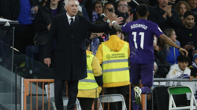 Rodrygo celebra un gol con Ancelotti en el partido contra el Athletic Club. EFE/Mariscal
