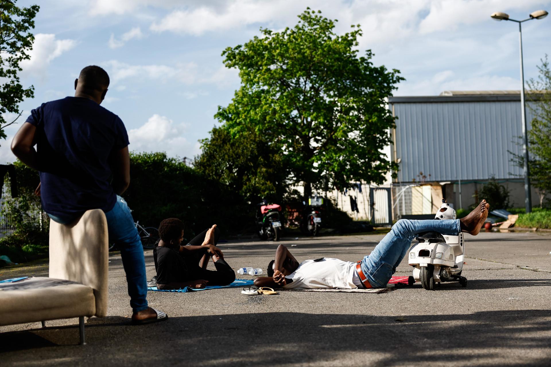 Un inmigrante disfruta del sol fuera de un edificio de oficinas abandonado en Vitry-sur-Seine, cerca de París, Francia, el 8 de abril de 2024 (publicado el 11 de abril de 2024 ).EFE/EPA/MOHAMMED BADRA
