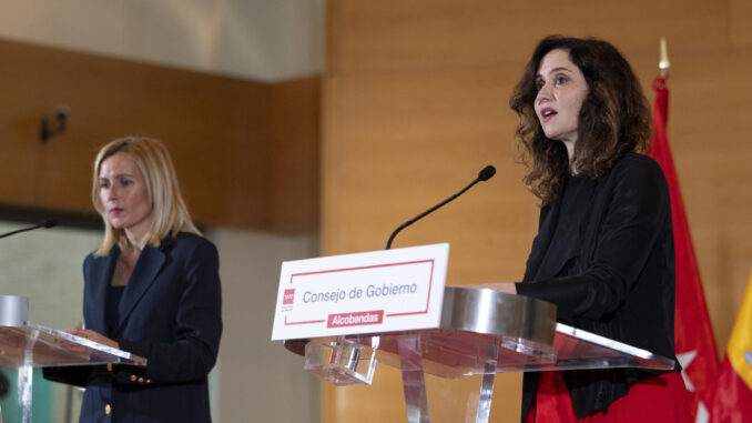 La presidenta de la Comunidad de Madrid, Isabel Díaz Ayuso (d), junto a la alcaldesa de Alcobendas, Rocío García Alcántara (i) en rueda de prensa tras la reunión del Consejo de Gobierno celebrada este miércoles en Alcobendas. EFE/Daniel González
