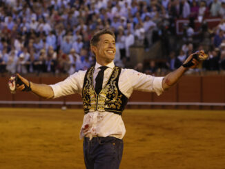 El diestro Manuel Escribano con los trofeos conseguidos al último toro de la corrida celebrada en la plaza de toros La Maestranza de Sevilla. EFE / José Manuel Vidal.