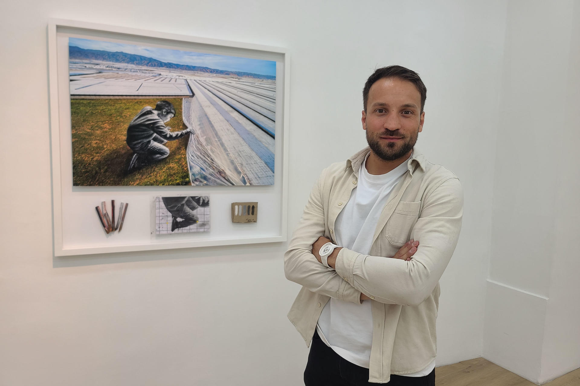 El artista francés Guillaume Legros, conocido como Saype, posa para la agencia EFE en París, con motivo de su primera exposición en solitario, 'Timeshot'. EFE/ Edgar Sapiña Manchado
