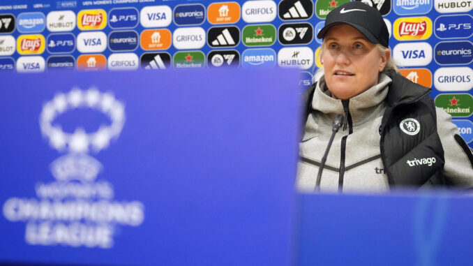 La entrenadora del Chelsea FC, Emma Hayes, durante la rueda de prensa que ha ofrecido este viernes en el Estadio Olímpico Lluis Companys, donde mañana disputarán el partido de ida de semifinales de la Liga de Campeones contra el FC Barcelona. EFE/ Enric Fontcuberta.
