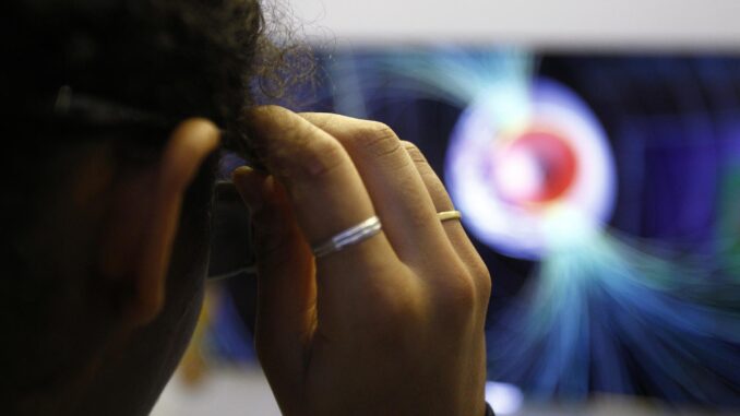 En la imagen de archivo, una niña utiliza unas gafas 3D durante la celebración del Día Internacional de las Niñas en las Tecnologías de la Información y la Comunicación (TIC), en Montevideo (Uruguay). EFE/Hugo Ortuño
