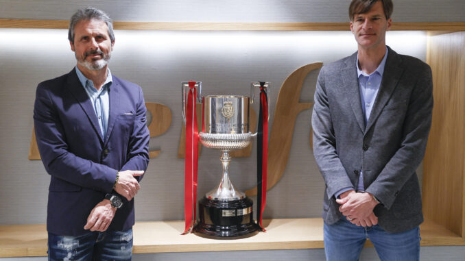 Los exfutbolistas Rafael Alkorta (i), en representación del Athletic Club, y Leo Franco, en representación del Mallorca, posan con la Copa del Rey en la estación de Atocha en Madrid, este jueves, durante su traslado a. EFE/ Fernando Alvarado
