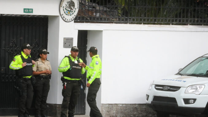 Fotografía de la entrada a la Embajada de México este sábado 6/4/2024 en Quito (Ecuador). EFE/ José Jácome
