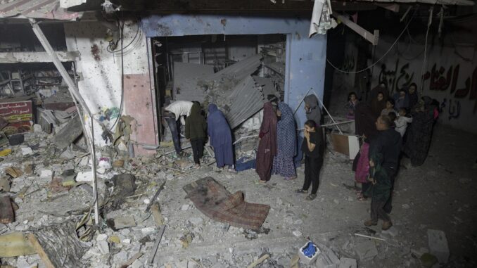 Imagen de un reciente bombardeo israelí en la franja de Gaza. EFE/EPA/HAITHAM IMAD
