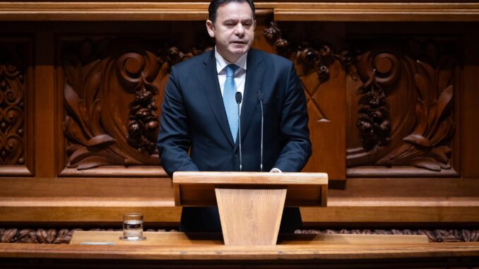 El primer ministro portugués, Luis Montenegro, habla durante la sesión plenaria para discutir el programa de gobierno, en el Parlamento portugués en Lisboa.
EFE/EPA/JOSÉ SENA GOULAO
