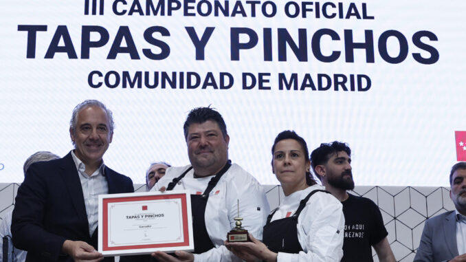 José Antonio Aparicio (i), presidente de Hostelería Madrid, posa con Antonio María Ventura (c) y Raquel Cuevas (d), campeones del III Campeonato Oficial de Tapas y Pinchos de la Comunidad de Madrid, organizado por Hostelería Madrid, durante la tercera jornada de la 37 edición de la feria Salón Gourmets este miércoles en Madrid. EFE/ Fernando Alvarado
