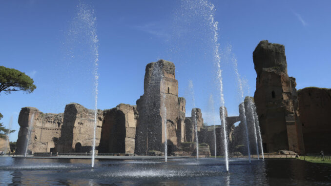 El agua ha vuelto a brotar desde este jueves en las históricas termas de Caracalla de Roma 1.500 años después, gracias a una estructura de arquitectura contemporánea con una alberca y fuentes que permiten imaginar los usos de este espacio emblemático durante la Antigua Roma. EFE/Miguel Salvatierra
