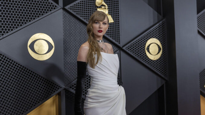 Taylor Swift asiste a la 66ª edición de los Premios Grammy el 4 de febrero de 2024. EFE/ Armando Arorizo
