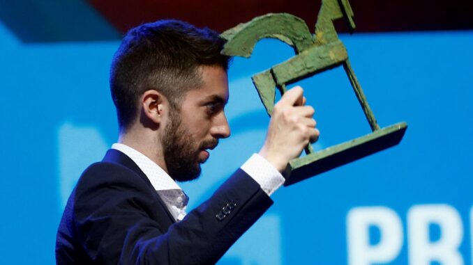 El presentador del programa "La Resistencia", David Broncano, recibiendo un Premio Ondas en 2019. EFE/Quique García
