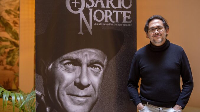 El director de cine, José Manuel Serrano Cueto posa para EFE delante del cartel de su documental sobre un actor argentino Jorge Rigaud, fallecido en 1984 y cuyos restos han ido a parar a una fosa común del cementerio parroquial de Leganés (Madrid). EFE/ Román Ríos
