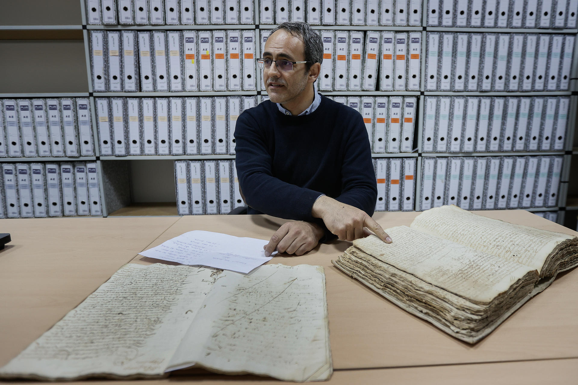 El historiador Bartolomé Miranda Díaz, experto documentalista vinculado a la Universidad de Sevilla y profesor y mentor cultural del programa CASA-Sevilla de la Universidad estadounidense de Cornell, junto a los documentos que ha hallado en Sanlúcar la Mayor (Sevilla) que sitúan a Miguel de Cervantes en las localidades sevillanas de Huévar y Castilleja del Campo los días 2 y 3 de agosto de 1593, con lo que el autor del 'Quijote' pasó la práctica totalidad de ese año recaudando impuestos entre las provincias de Sevilla y Huelva. EFE/José Manuel Vidal
