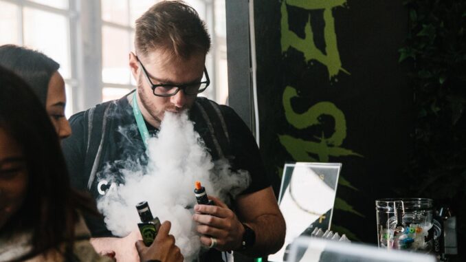 Un hombre expulsa vapor por la boca durante la tercera edición de "Vapevent Trade Show", una feria comercial que recoge las últimas tendencias de vapeo, en Nueva York (Estados Unidos), en una imagen de archivo. EFE/ Alba Vigaray
