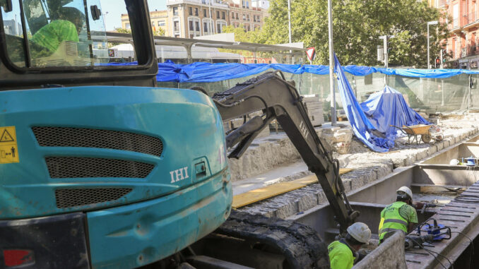 Obreros de la construcción durante su jornada laboral, en Madrid. EFE/ Fernando Alvarado
