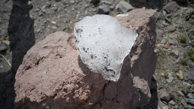 Fotografía sin fechar cedida por la Universidad Católica de Cuenca, de un fragmento de glaciar del volcán Chimborazo, la montaña más alta de Ecuador. EFE/ Universidad Católica de Cuenca
