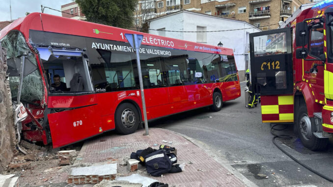 Quince pasajeros de un autobús municipal de Valdemoro (Madrid) han resultado heridos después de que el vehículo impactase de manera frontal contra un muro. EFE/ Emergencias Madrid 
*SOLO USO EDITORIAL/SOLO DISPONIBLE PARA ILUSTRAR LA NOTICIA QUE ACOMPAÑA (CRÉDITO OBLIGATORIO) *
