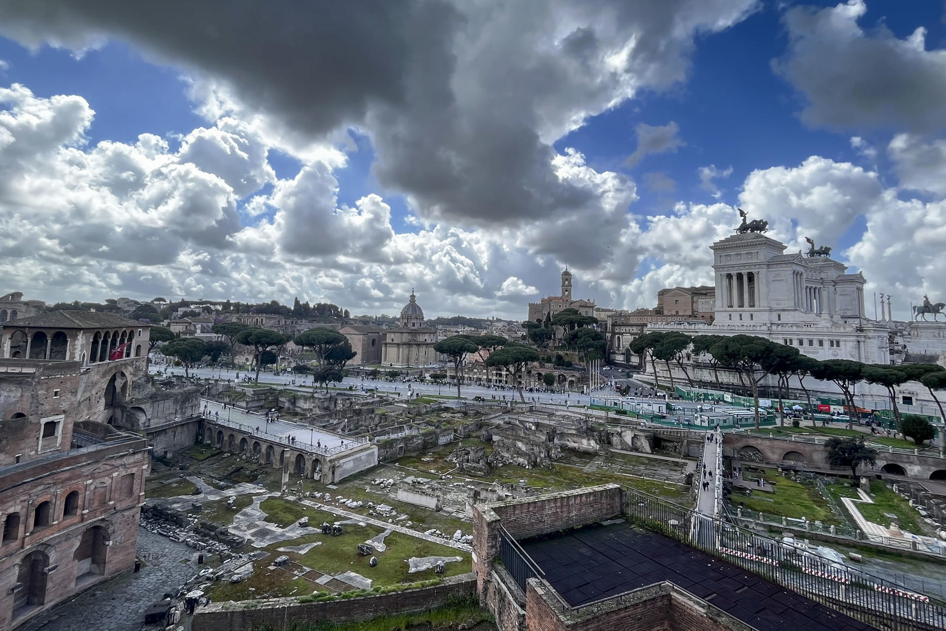 Vista de los Foros Romanos desde el Mercado del emperador Trajano, en Roma, Italia, este martes. EFE/Gonzalo Sánchez
