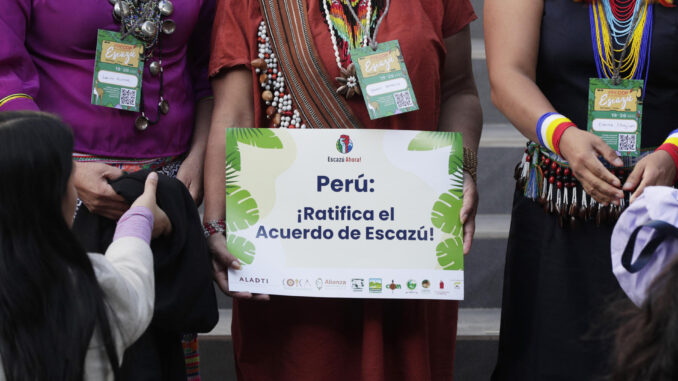 Dirigentes de pueblos indígenas de la amazonía del Perú, participan de la ceremonia de inauguración de la Pre-COP (Conferencia de las Partes de Escazú) este viernes, en Santiago (Chile). EFE/ Elvis González
