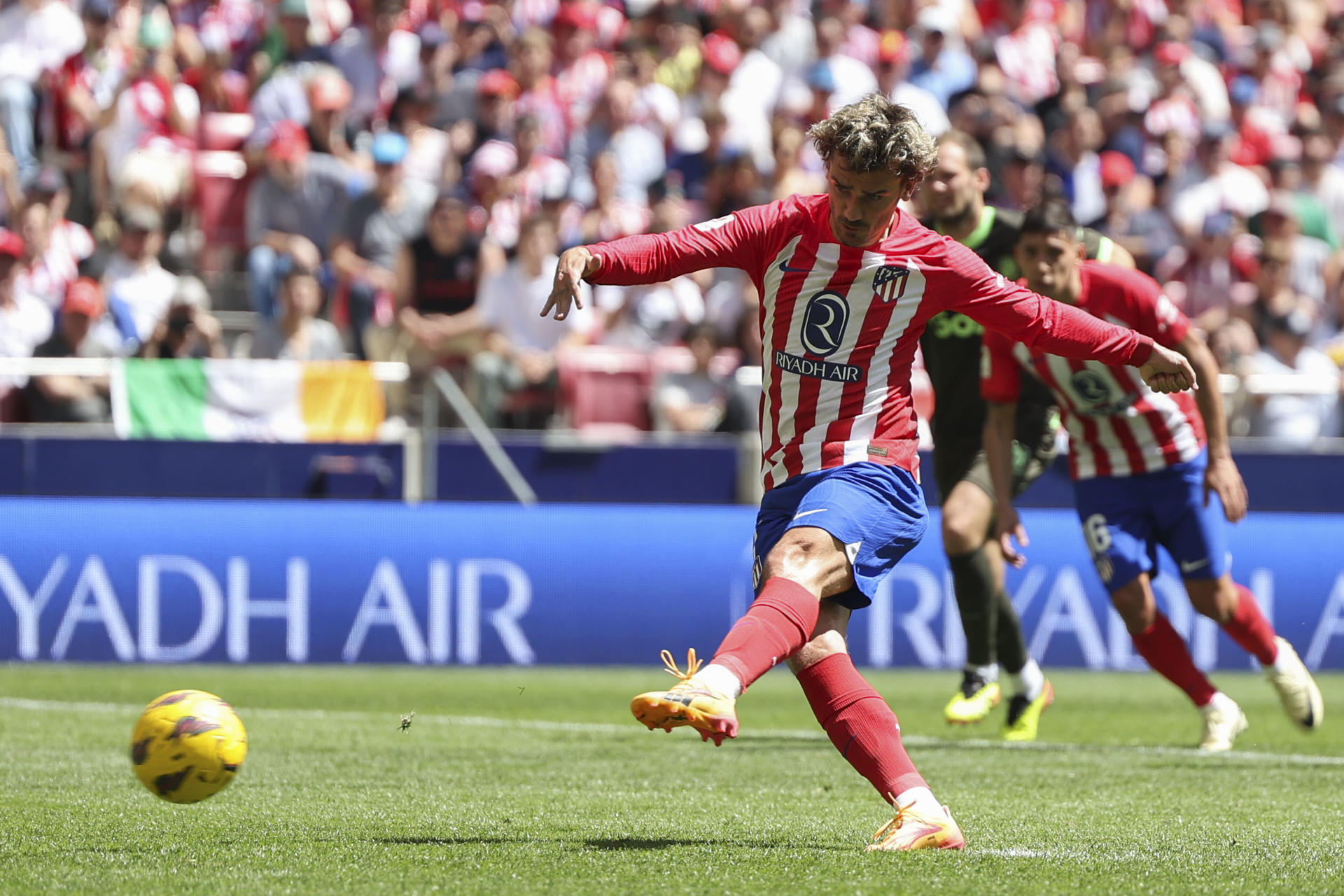 El francés Antoine Griezmann marca de penalti el gol del empate contra el Girona, durante el partido de la jornada 31 de LaLiga EA Sports. EFE/ Kiko Huesca
