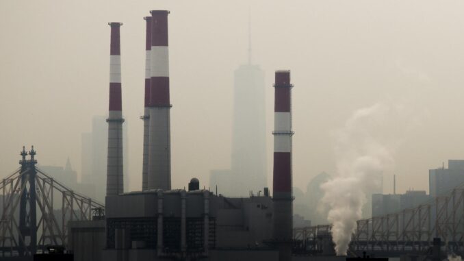 Fotografía de archivo de contaminación en Nueva York (EE.UU.). EPA/JUSTIN LANE
