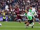 El central del Liverpool Virgil van Dijk (d) trata de frenar al jugador del West Ham United Michael Antonio (I) durante el partido de la Premier League que han jugado West Ham United y Liverpool en Londres, Reino Unido. EFE/EPA/ANDY RAIN